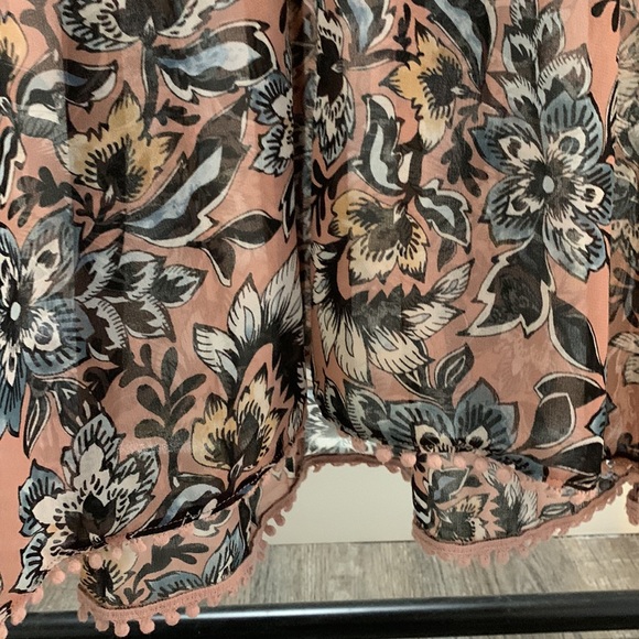 Summer deep V neck dress with flowing vibes. - Picture 5 of 6